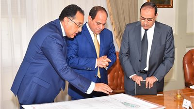 «الرئيس والتعمير».. السيسي يلتقي وزير الإسكان.. يبحث تطورات تنفيذ العاصمة الإدارية الجديدة.. يناقش تصميمات المرحلة الأولى لـ «العلمين».. يكلف بإنهاء مشروعات الصرف الصحي بمختلف القر