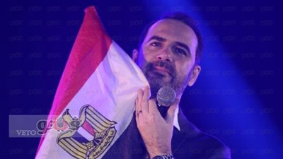 بالصور.. وائل جسار يقبل علم مصر في حفل ستاد القاهرة