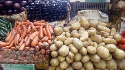 بالصور.. انخفاض أسعار الدواجن والفاكهة وتباين الخضراوات واللحوم والأسماك.. البطاطس والطماطم بـ4 جنيهات.. الموز بـ6.. الدواجن البيضاء بـ29.. والكبدة البلدي بـ125.. والسمك البلطي بـ 35 جنيهًا