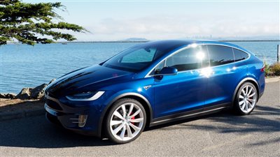 «تسلا» تلمح لطرح إصدارات جديدة من 100D ببطاريات كهربائية أكبر