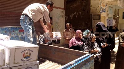 بالصور.. توزيع دفعة من المواد الغذائية على الأسر الفقيرة بالفيوم