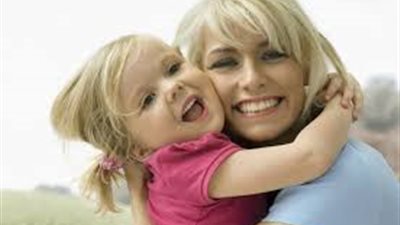 للأمهات.. المبالغة في مدح طفلك يدمر شخصيته