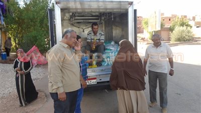 سيارات تابعة لـ«التموين» توزع سلعا مدعمة بالوادي الجديد