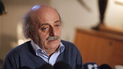 وليد جنبلاط يلتقي سفير مصر ببيروت