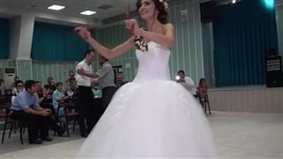 بالفيديو.. عروس تركية تشعل حفل زفافها برقصة «مجنونة»