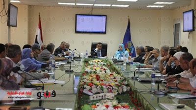 بالصور.. محافظ البحيرة يطالب بالانتهاء من مشروعات المرافق بوادى النطرون