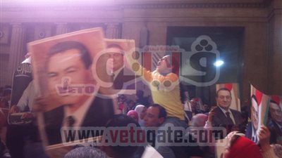 بالصور.. أصغر طفلة من أبناء مبارك تقود مظاهرة أمام 