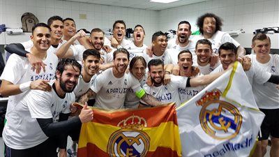 لاعبو ريـال مدريد يحتفلون بالتأهل للنهائي بقميص «من أجل الـ12»