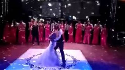 بالفيديو.. شاهد ماذا فعل عريس مع عروسه بعد رقصة رومانسية بحفل الزفاف