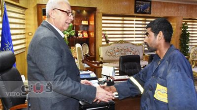 بالصور.. محافظ أسوان يكافئ عامل نظافة لتفانيه في عمله