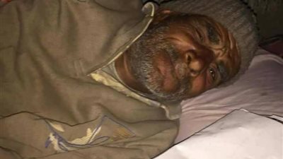 بالصور.. حكاية «عم محسن» تثير أحزان النشطاء.. «ستيني» يعاني من شلل يقطن رصيف شارع جسر السويس.. يستغيث بالمارة لتعديل وضع نومه.. لا يستطيع إطعام نفسه.. و«تجربة الخير» تنقل