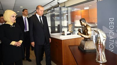 بالفيديو والصور.. «أردوغان» يزرو متحف محمد علي كلاي