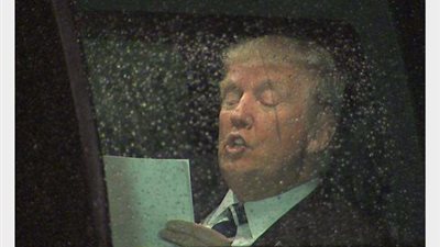 صورة ترامب داخل سيارته تثير الجدل على فيس بوك