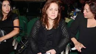 دلال عبد العزيز تشارك في عزاء جدة كريم محمود عبد العزيز