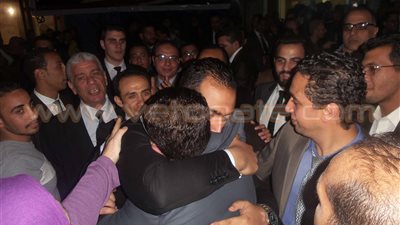 بالصور.. فرحة «عبد النعيم» وأنصاره بفوزه بمقعد النقيب في بورسعيد