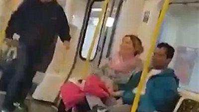 بالفيديو والصور.. شاهد ماذا فعلت امرأة مع رجل لكمها داخل مترو الأنفاق