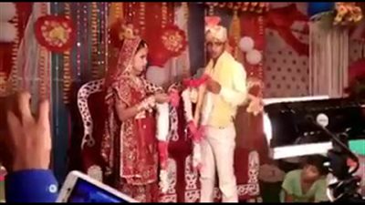 بالفيديو.. مشاجرة طريفة بين عروسين في زفاف هندي