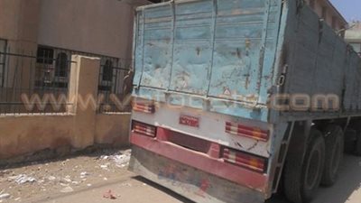 بالصور.. مصرع موظف دهسا تحت عجلات سيارة نقل في الشرقية