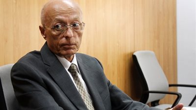 وفد برلماني يصل عزاء «سيف اليزل» بمسجد المشير