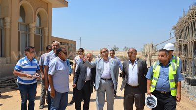بالصور.. محافظ الإسماعيلية يتفقد إنشاءات مدرسة المتفوقين الجديدة