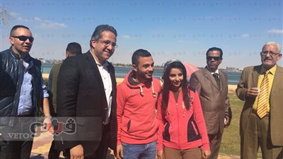 بالفيديو والصور.. وزير الآثار يلتقي عروسين من أقباط العريش