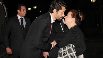 بالفيديو.. منة فضالي تصل عزاء جدة كريم محمود عبد العزيز