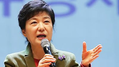 رئيس وزراء اليابان السابق يبحث مع رئيسة كوريا الجنوبية علاقات البلدين