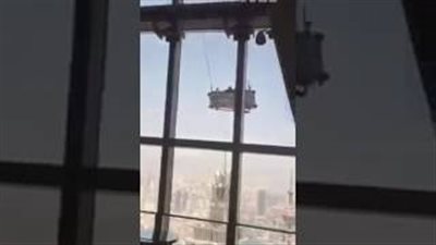 بالفيديو.. عمال يعيشون حالة رعب أثناء تنظيفهم ناطحة سحاب بالكويت