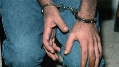 ضبط عامل وعاطل خطفا حقيبة بداخلها 27 ألف دولار بالنزهة