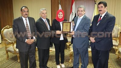 تكريم طالبة حصلت على شهادة مشتركة من جامعتي بني سويف وفيجو الإسبانية
