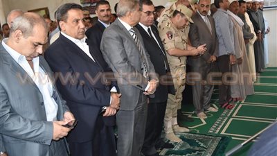 بالصور.. صلاة الجنازة على جثمان شهيد الفيوم