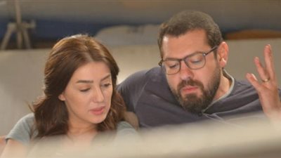 عمرو يوسف وكندة علوش يغادران مطار القاهرة إلى لبنان