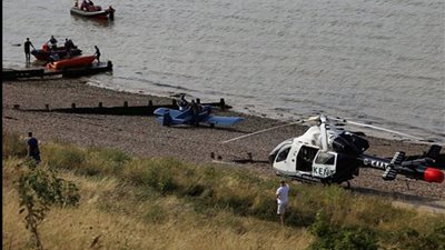 بالصور.. سقوط طائرة في بريطانيا خلال عرض جوي