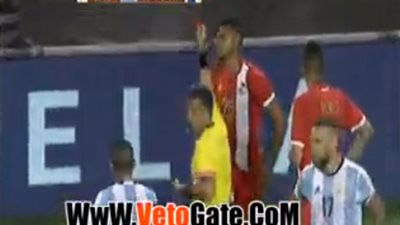 بالفيديو..طرد «لاعب بنما» بسبب تدخله العنيف أمام «لاعب الأرجنتين»