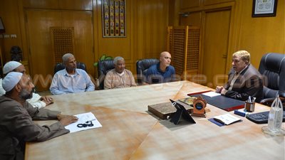 بالفيديو.. محافظ الإسماعيلية يلتقي ممثلي سوق الجمعة لبحث التطوير