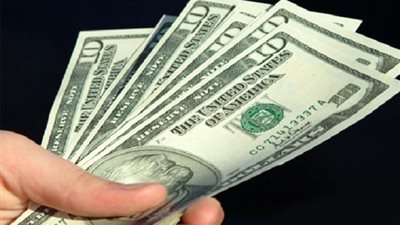 الدولار يصعد لكن يواجه ضغوطًا قبيل محضر اجتماع مجلس الاحتياطي