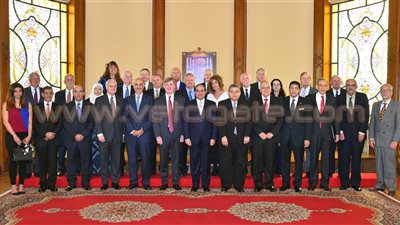 السيسي لـ«مجلس أمناء الجامعة الأمريكية»: مصر ملتزمة بترسيخ سيادة القانون ودولة المؤسسات.. حريصون على التوصل إلى تسويات سياسية لأزمات المنطقة.. وعلى الجامعات تعزيز الوعي الحقيقي للطلاب