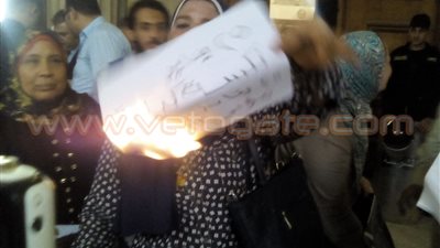 بالفيديو والصور.. أنصار مبارك يحرقون ورقة مدون عليها «25 يناير»