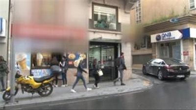 بالفيديو.. موظفة «ماكدونالدز» تلقي الماء المغلي على طفل سوري