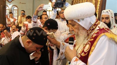 بالصور.. أسقف قنا يرسم كهنة جدد