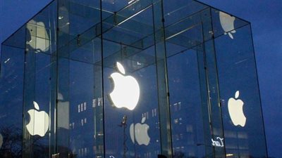 رجل يسرق 19 هاتف آيفون بحيلة بسيطة