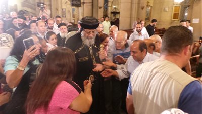 بالصور.. أقباط الإسكندرية يستقبلون البابا تواضروس بـ«الزغاريد»