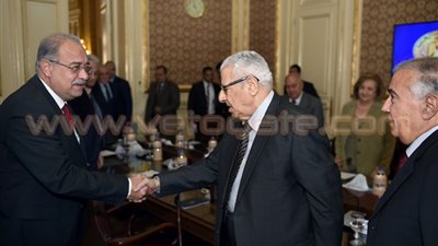 رئيس الوزراء في حوار ساخن مع الكتاب والمفكرين: ندرس ضم الصناديق الخاصة للموازنة.. نبحث التوجه للدعم النقدي بالتدريج.. قرض صندوق النقد الدولي يسد الفجوة التمويلية.. وسيناء لن تكون معزولة بعد اليوم