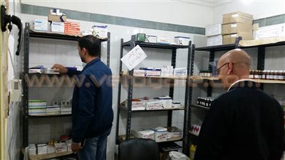 جلود حيوانات وفئران داخل وحدة صحية في البحيرة