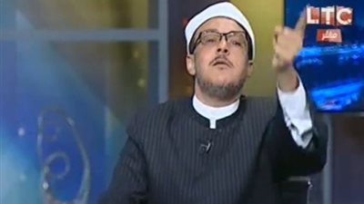 بالفيديو.. متصل يسب الشيخ عبد الله نصر بلفظ خارج على الهواء