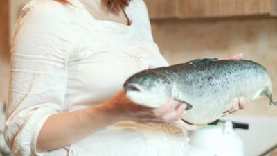 أستاذة تغذية تكشف فوائد الأسماك للحامل