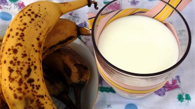 قناع الموز بالحليب والأعشاب لبشرة بدون تجاعيد