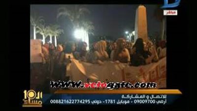 تظاهر الأهالي أمام مبنى محافظة بورسعيد بعد غلق مراكز الدروس الخصوصية