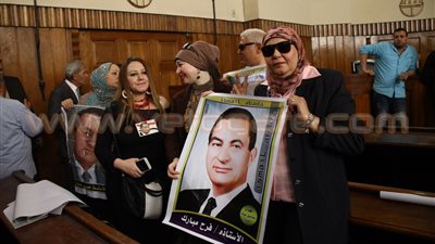 بالصور .. تأجيل محاكمة مبارك في «قتل المتظاهرين» لـ3 نوفمبر