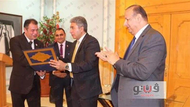وزير الطيران يخضر